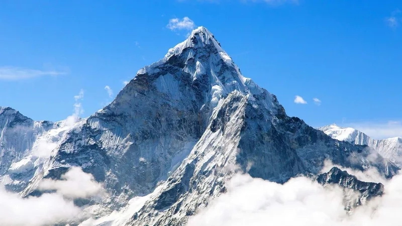 Tìm hiểu núi Everest cao bao nhiêu để chuẩn bị chinh phục