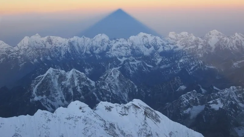 Khám phá núi Everest Himalaya hùng vĩ từ mọi góc nhìn