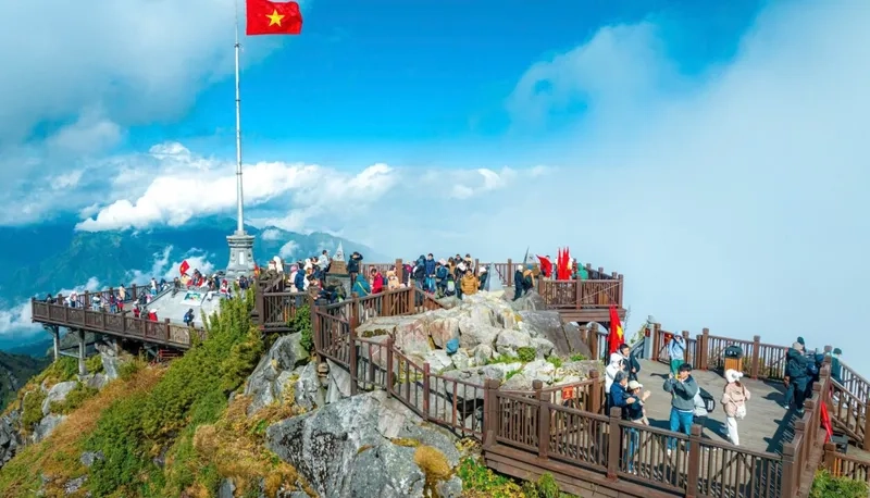 Khám phá vẻ đẹp của dãy núi Fansipan qua từng bước chân