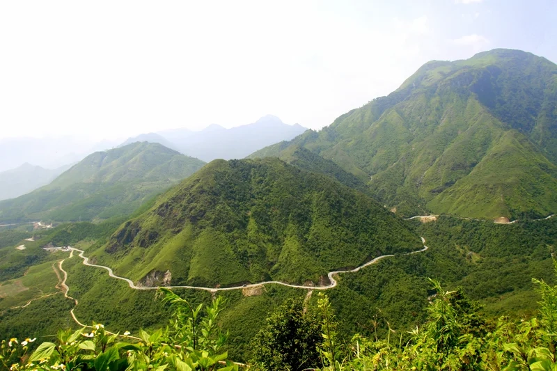 Dãy núi Hoàng Liên Sơn cao bao nhiêu mét so với mực nước biển