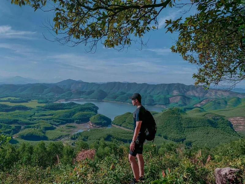 Trải nghiệm cảm giác mạnh khi leo núi hòn vượn