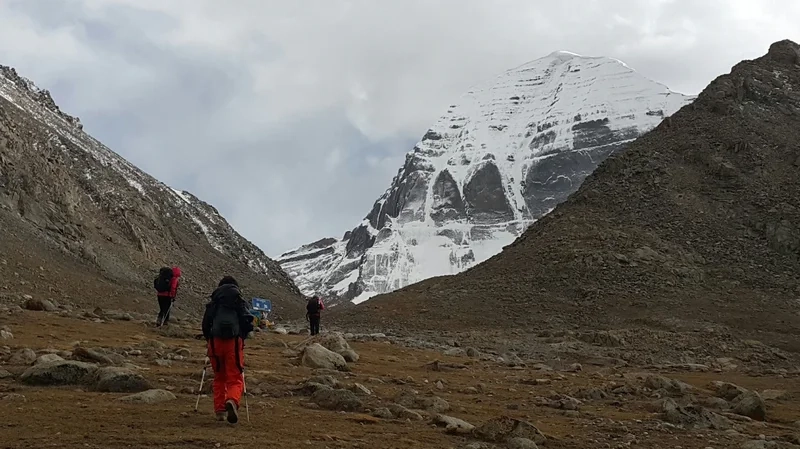 Khám phá vẻ đẹp của ngọn núi kailash giữa dãy núi hùng vĩ