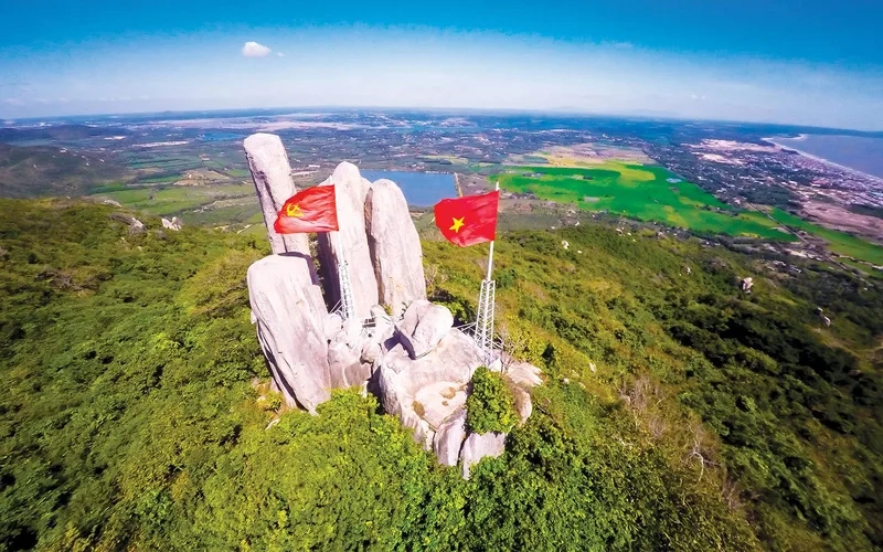 Rèn luyện sức khỏe với thử thách leo núi Minh Đạm