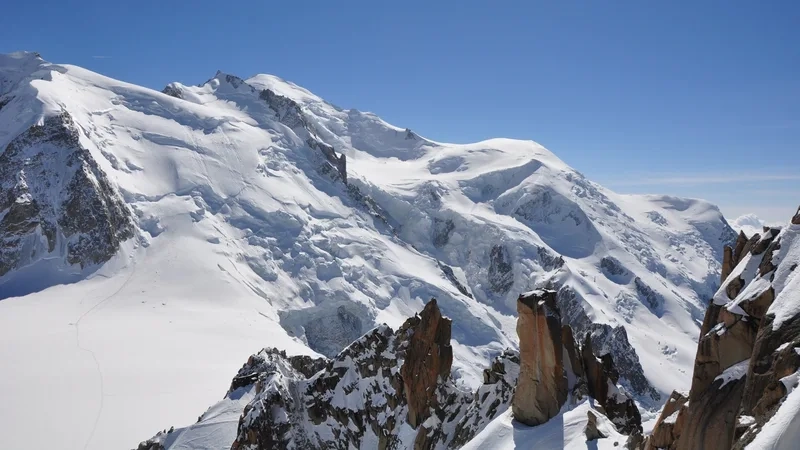 Khám phá ngọn núi mont-blanc mùa đông tuyết phủ
