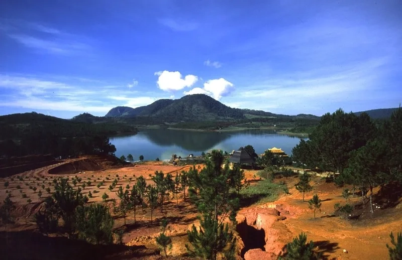 Cảm nhận sự yên bình khi leo núi Ngự Bình