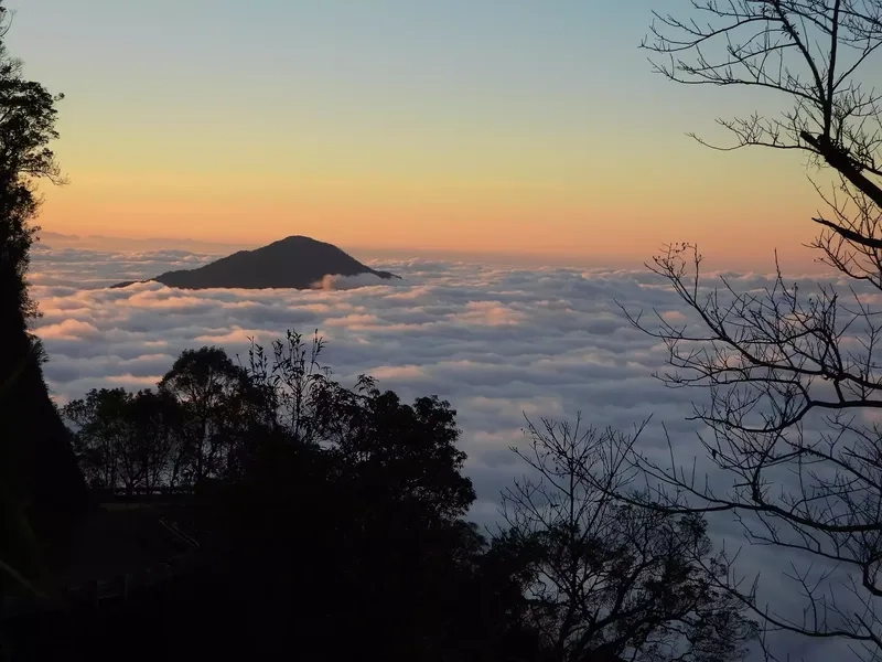 Hòa mình vào vẻ đẹp thắng cảnh núi Ngự Bình