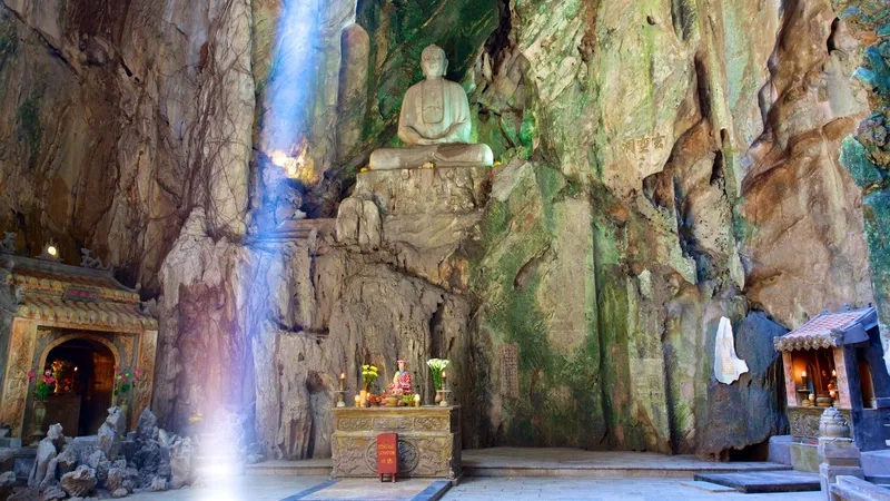 Tham quan thắng cảnh tại khu du lịch núi Ngũ Hành Sơn