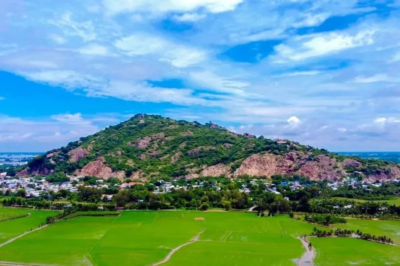 So sánh vẻ đẹp linh thiêng giữa núi Sam và núi Cấm