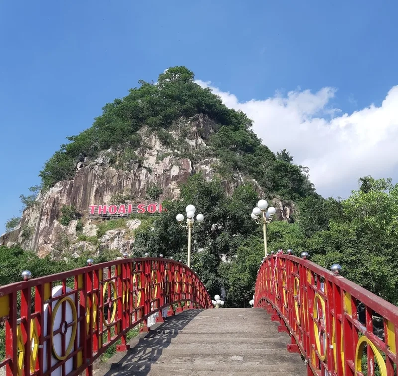 Thưởng ngoạn vẻ đẹp thiên nhiên với cảnh đẹp núi Sập