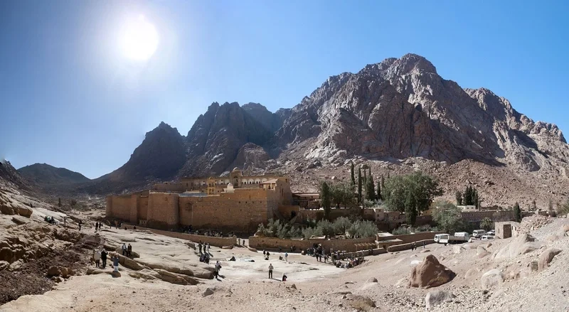 Thử thách sức bền với trải nghiệm leo núi Sinai đáng nhớ