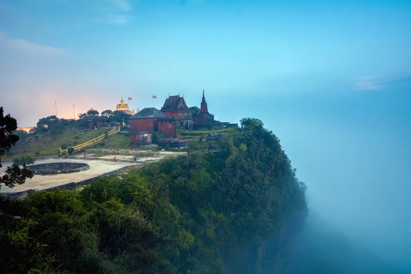 Khám phá vẻ đẹp hùng vĩ của núi Tà Lơn