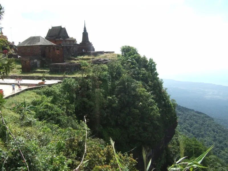 Chinh phục đỉnh cao đỉnh núi Tà Lơn đầy thử thách