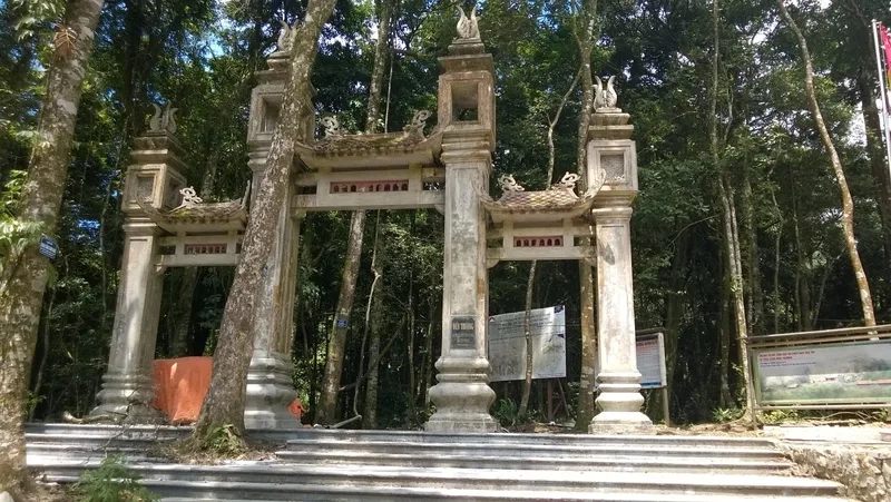 Thử thách bản thân khi leo núi Tản Viên