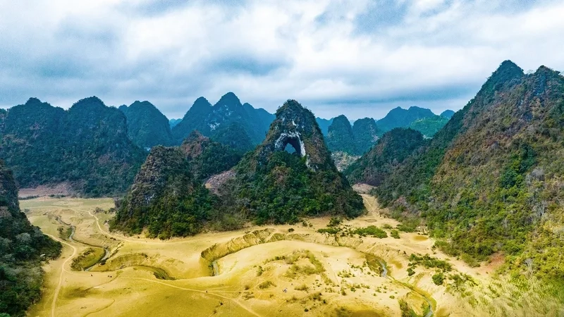 Bạn có biết núi thủng ở đâu chưa