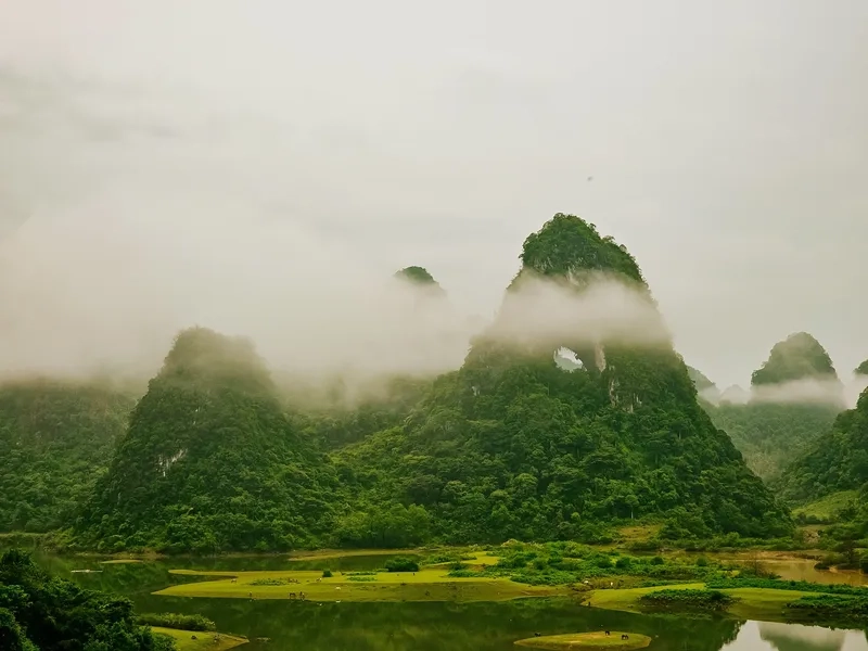 Lưu giữ khoảnh khắc đẹp qua hình ảnh núi thủng