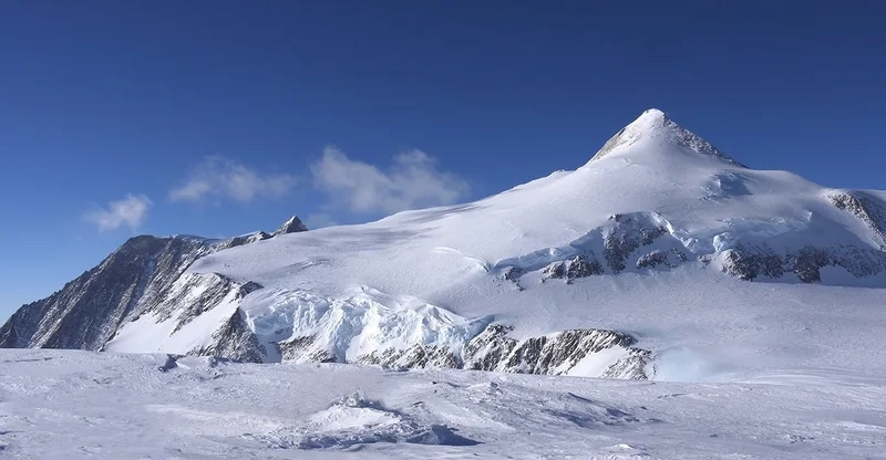 Đọc ngay review Vinson trước khi lên kế hoạch chinh phục