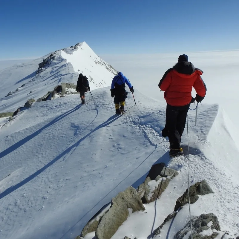 Tham gia tour leo Vinson chuẩn quốc tế và đầy thử thách