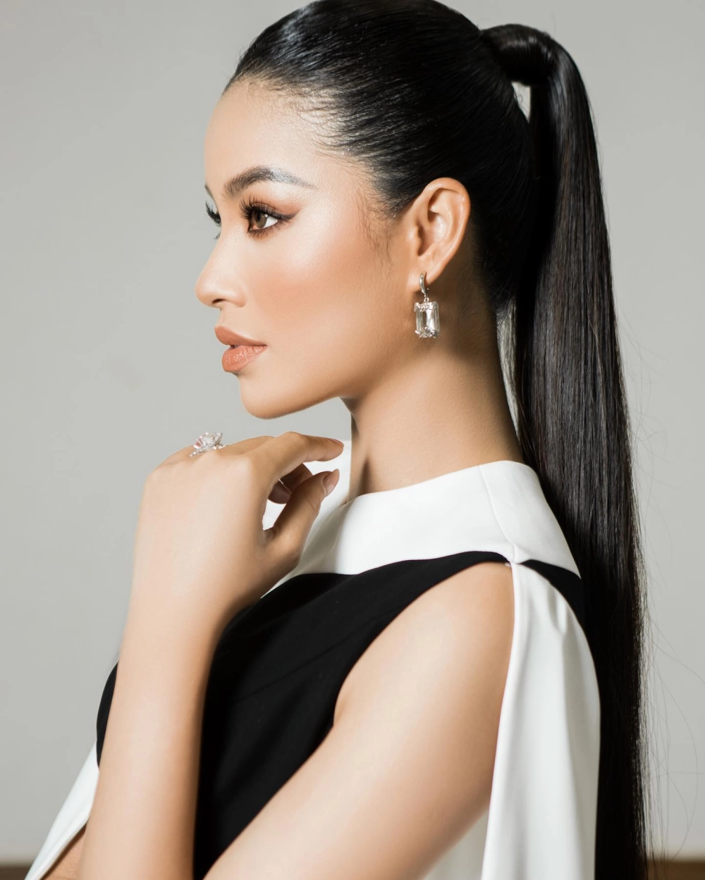 Pham Huong rực rỡ và gây ấn tượng với người hâm mộ