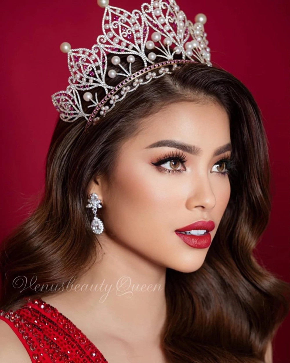 Hương Phạm nổi bật với phong cách quyến rũ và thu hút