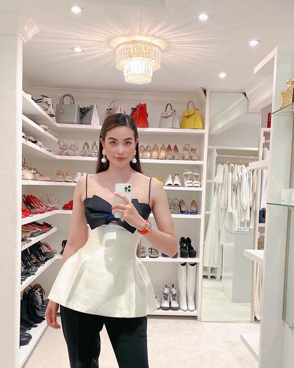 Pham Thi Huong tỏa sáng với phong cách quyến rũ