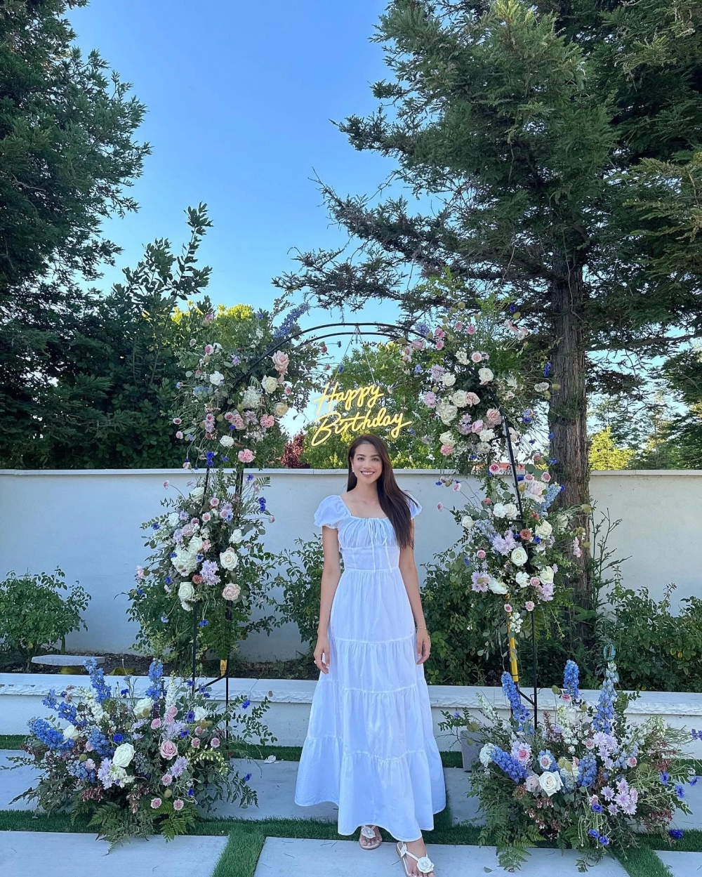 Người Mẫu Phạm Hương quyến rũ và thu hút mọi ánh nhìn