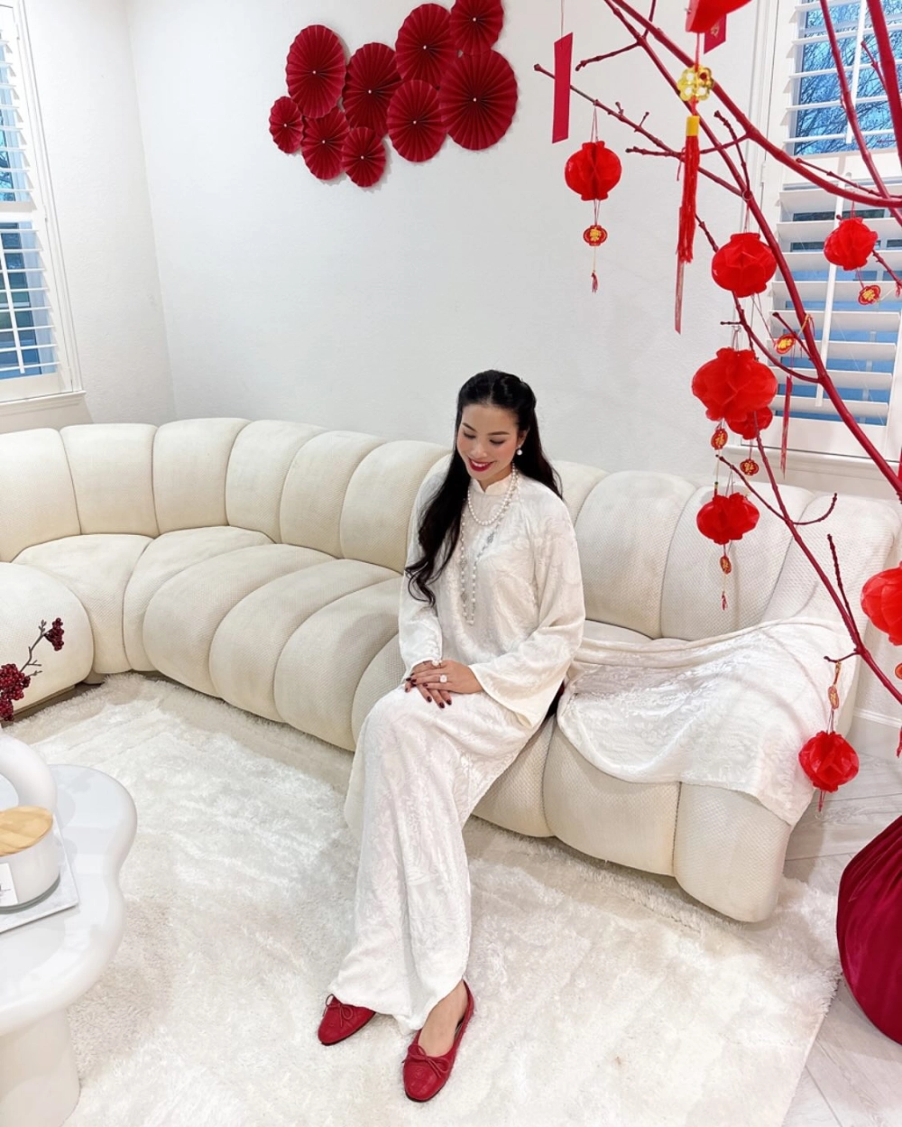 Hoa Hậu Hương Phạm tỏa sáng với phong cách quyến rũ