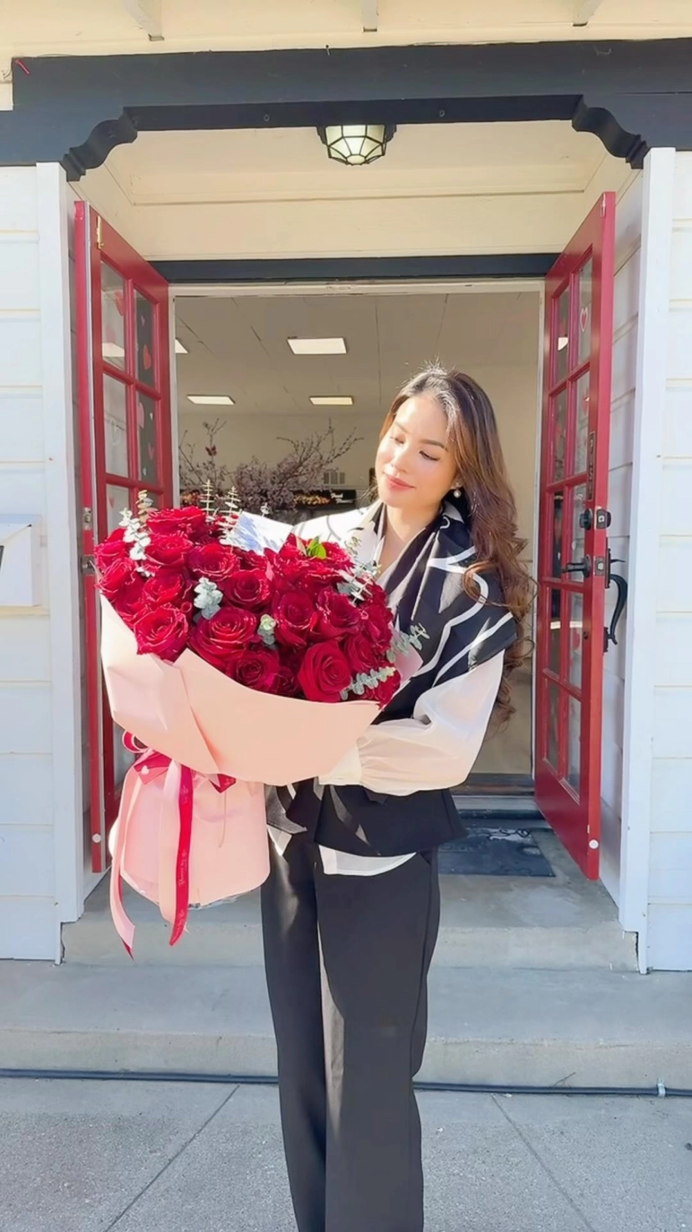 Facebook Phạm Hương thu hút fan và người hâm mộ