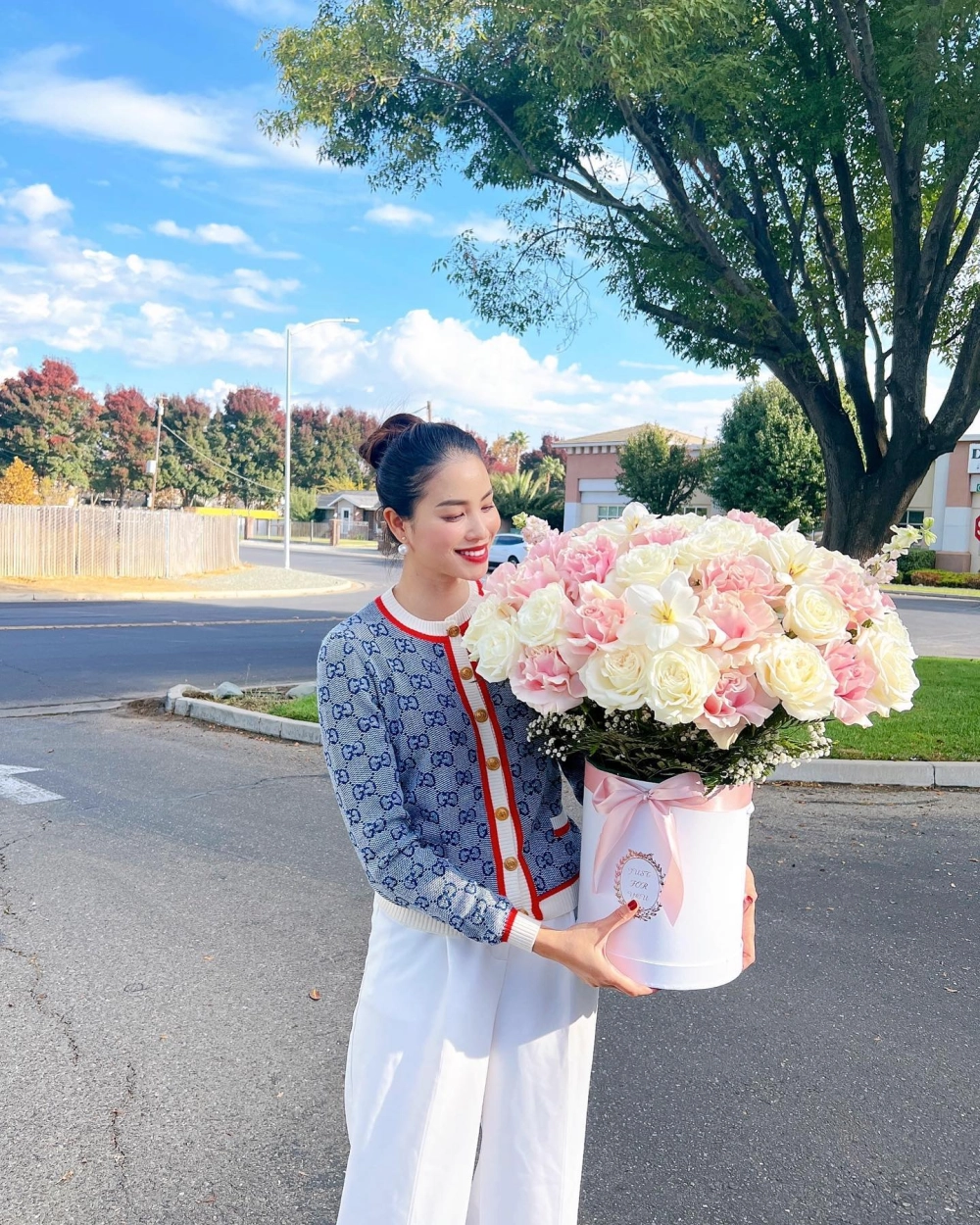 Phạm Hương đăng quang rực rỡ và gây ấn tượng