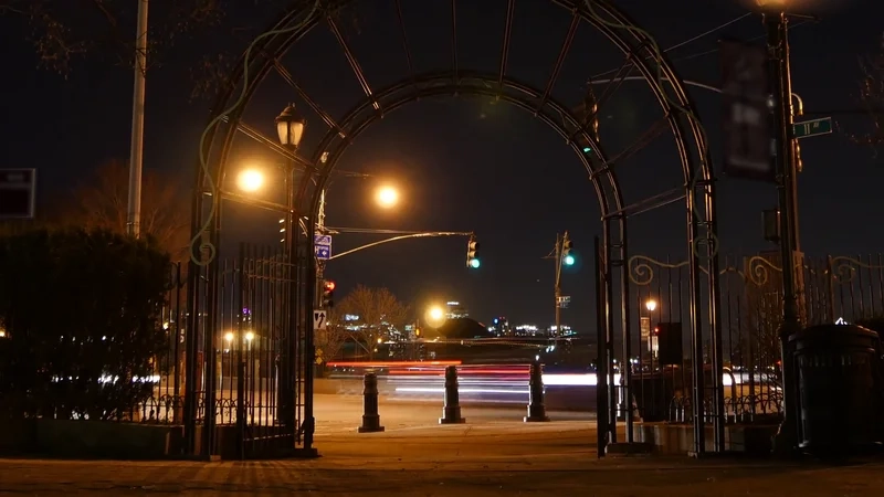 Ngắm đường phố đêm rực rỡ ánh đèn và nhộn nhịp