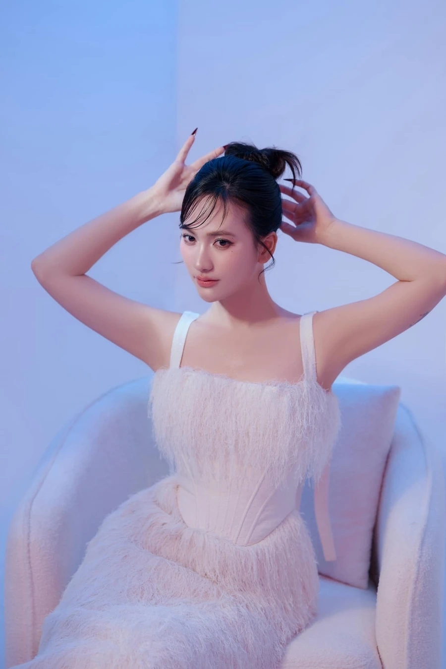 Phương Anh Đào hát và giọng ca ngọt ngào, truyền cảm