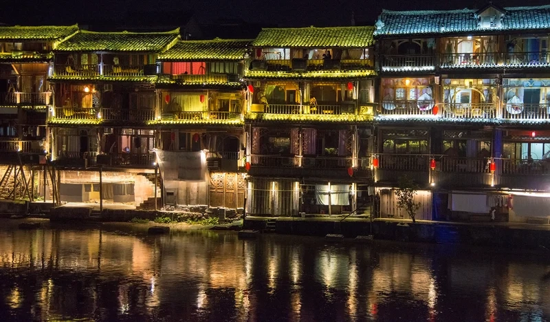 Ngắm ánh đèn lung linh phượng hoàng cổ trấn về đêm