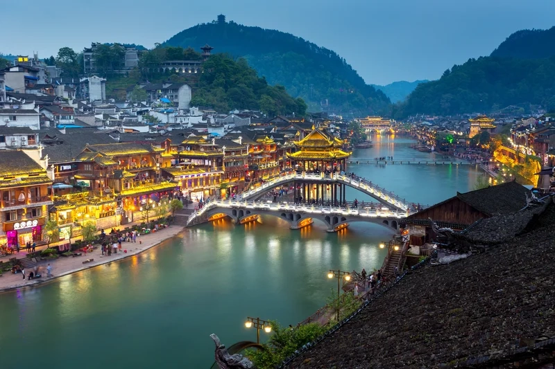 Tận hưởng vẻ đẹp ban đêm với phượng hoàng cổ trấn ban đêm