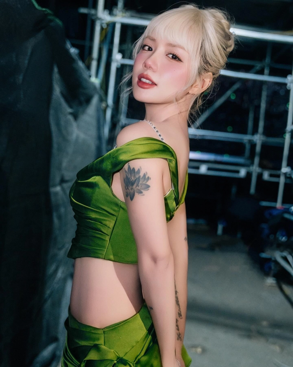 Phương Ly biệt karaoke hát lại những bản hit của nữ ca sĩ cá tính