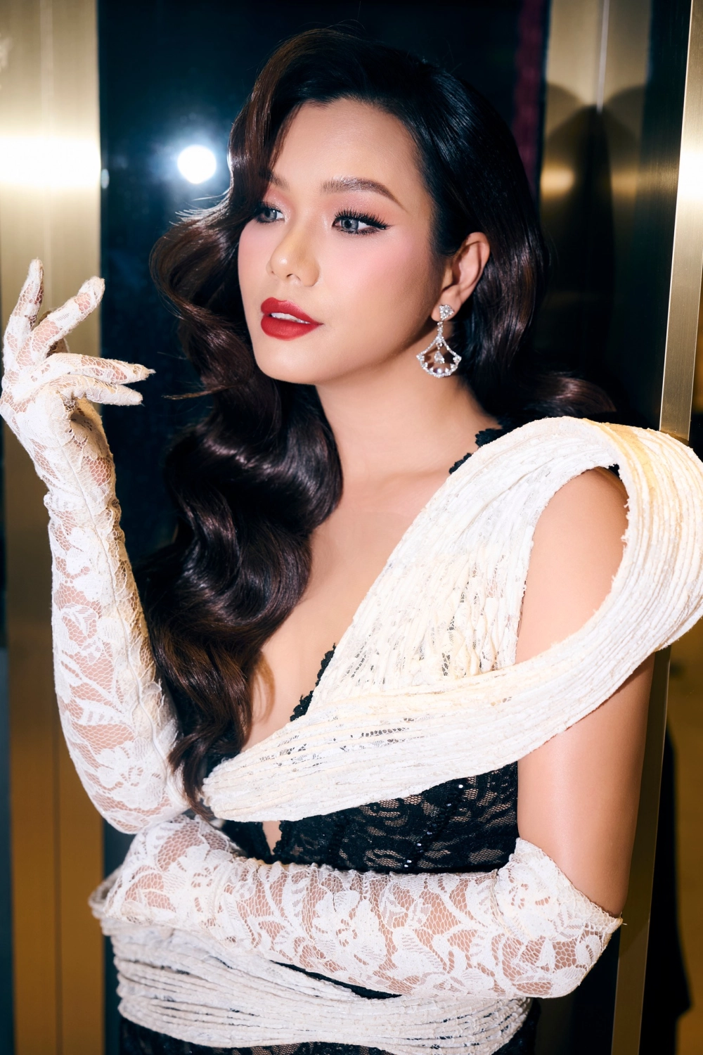 60 năm cuộc đời Phương Vy bản cover đầy sôi động và yêu đời