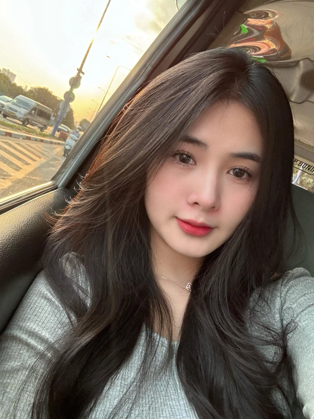 Quỳnh Alee đẩy xe bò và hình ảnh viral gây tranh cãi một thời