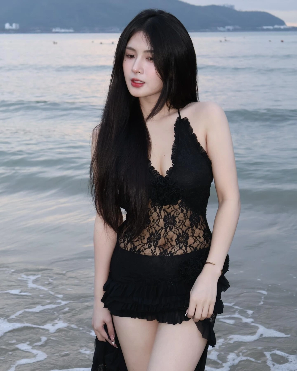 Gái mặc bikini trên TikTok năng động và quyến rũ