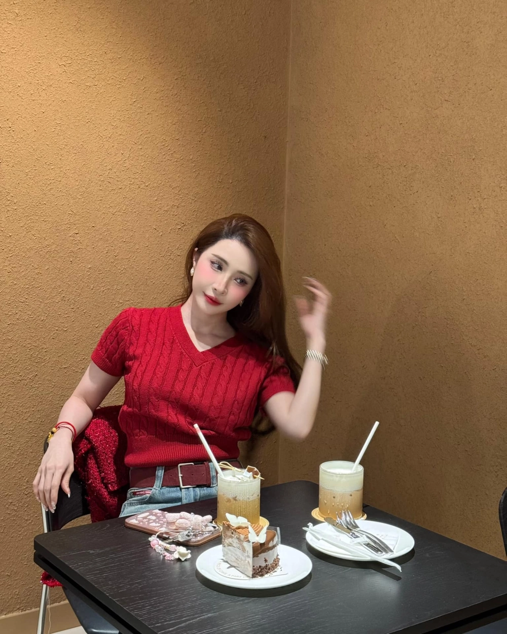 Quỳnh Nga tuổi và nhan sắc mặn mà, nóng bỏng