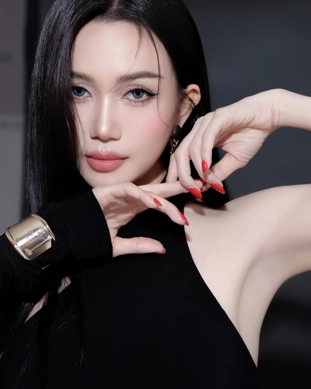 Sĩ Thanh chiều cao 1m55 và vóc dáng nhỏ nhắn nhưng gợi cảm