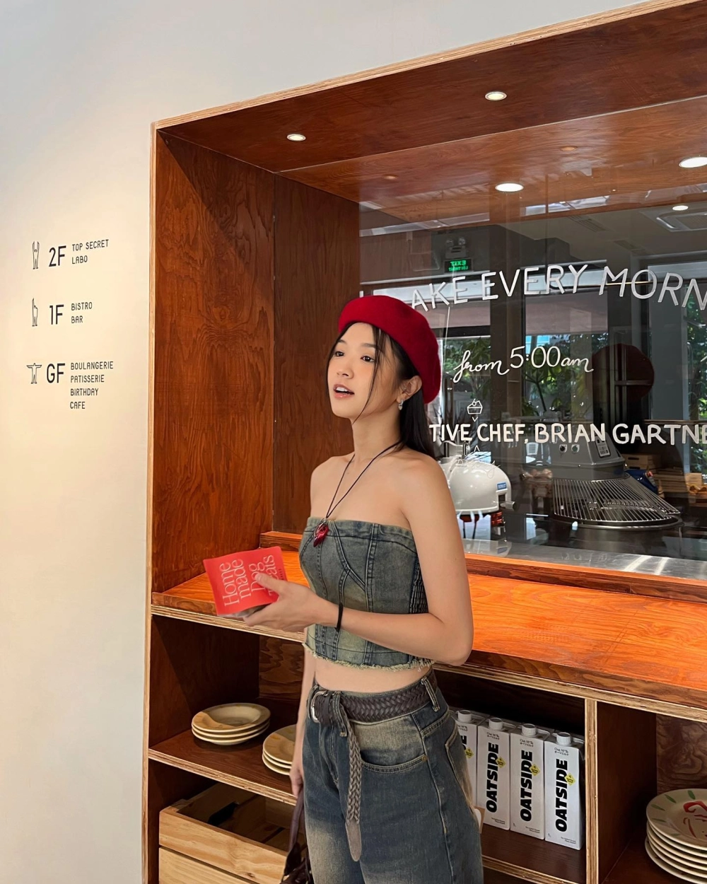 Suni Hạ Linh sinh năm 1990 và vẻ ngoài trẻ trung, xinh đẹp