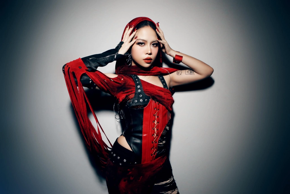 Đồng chí tlinh lên đồng và những khoảnh khắc trình diễn đầy ma mị