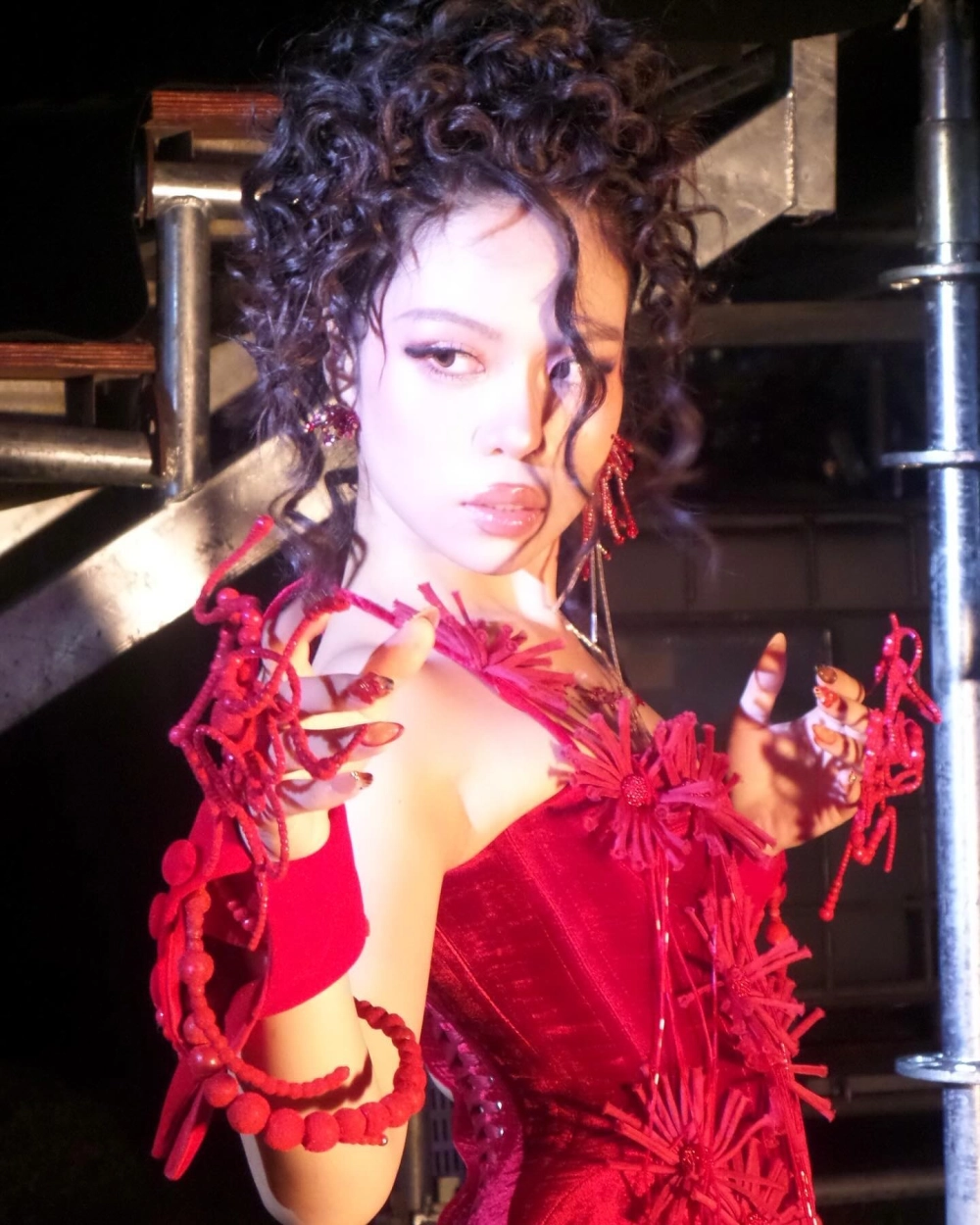 Lời bài hát tlinh nữ siêu anh hùng và thông điệp nữ quyền mạnh mẽ