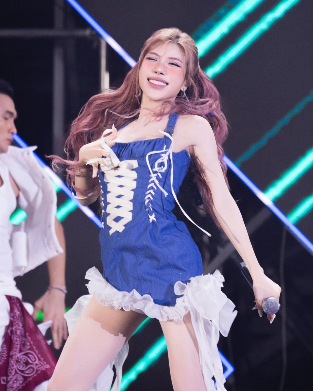 Trang Pháp là ai cô là ca sĩ, nhạc sĩ, nhà sản xuất âm nhạc tài năng