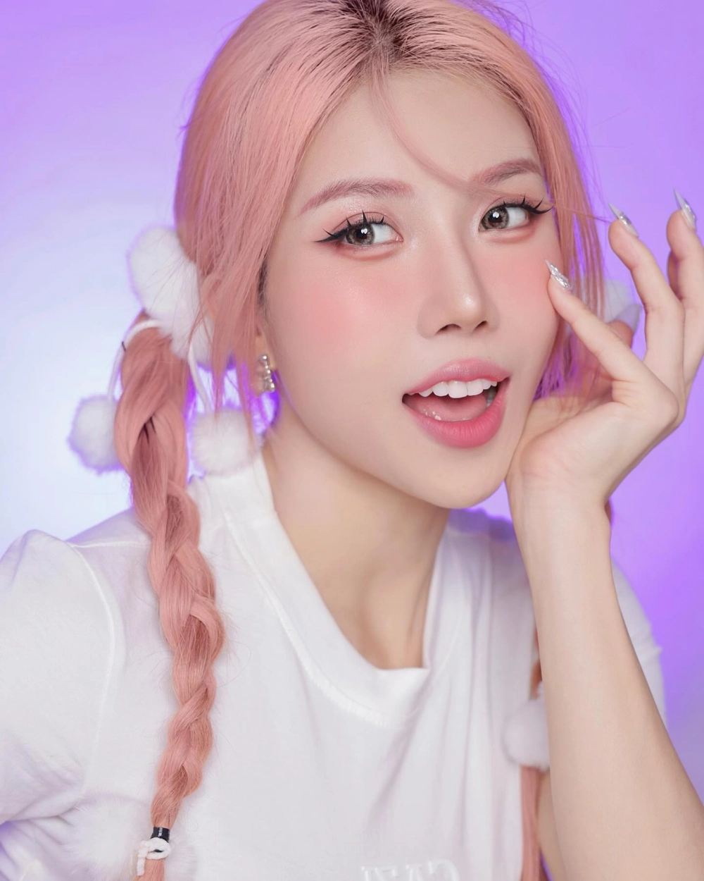 Trang Pháp tên thật là Nguyễn Thùy Trang, sinh ra tại Paris