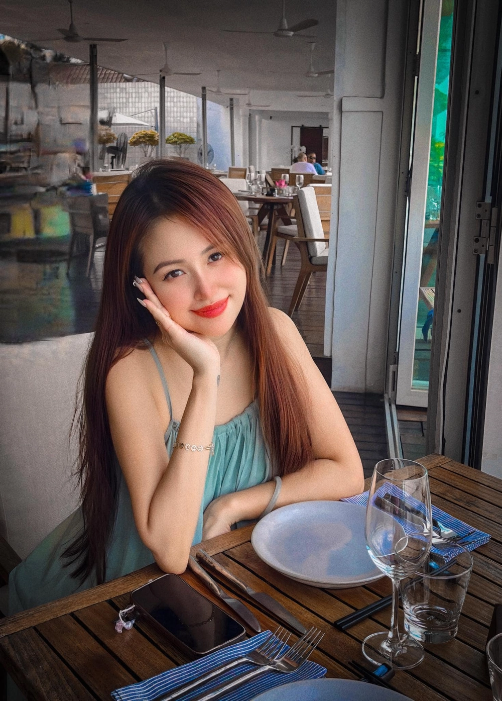 Vân Hugo là ai cô là hot girl Hà thành thế hệ đầu, MC và diễn viên