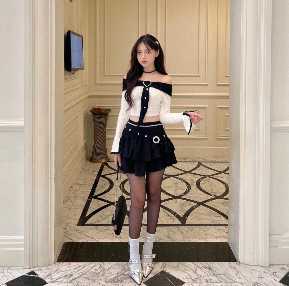 Gái xinh mặc váy ngắn đen thanh lịch và nổi bật mọi ánh nhìn