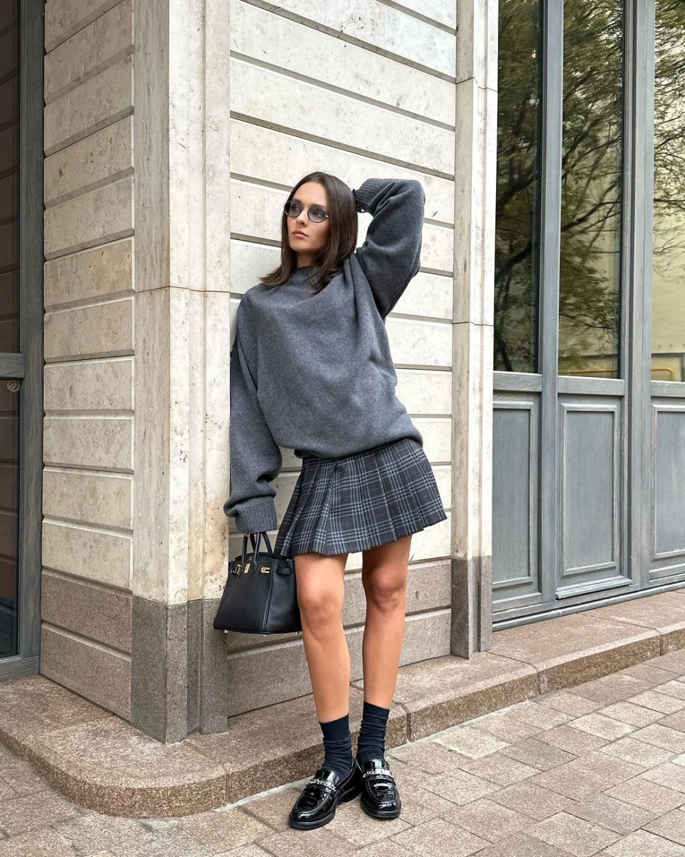 Gái xinh mặc váy xếp ly ngắn nhảy năng động và đáng yêu