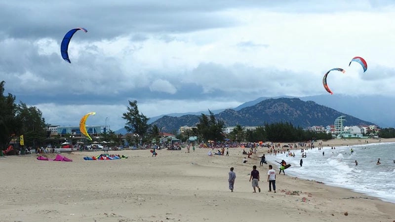 Biển Bình Sơn Ninh Chữ mang vẻ đẹp hoang sơ cuốn hút