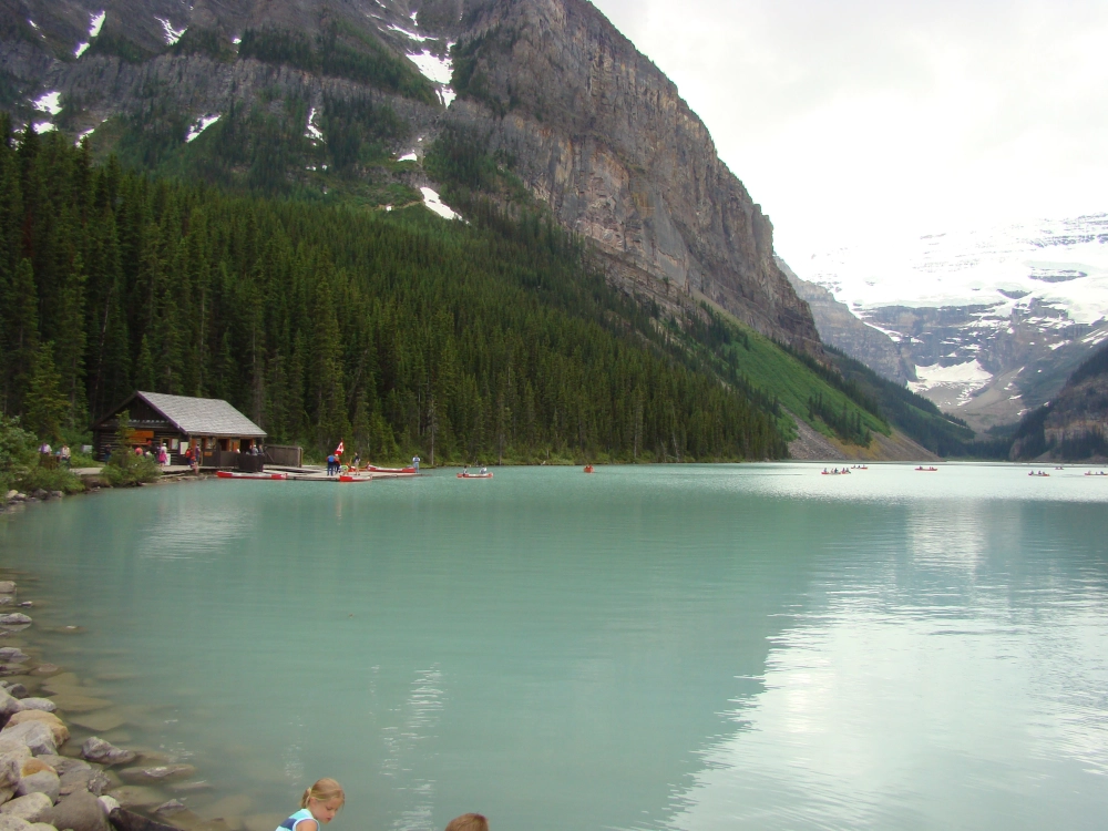 Hồ Louise xanh ngọc giữa núi non hùng vĩ