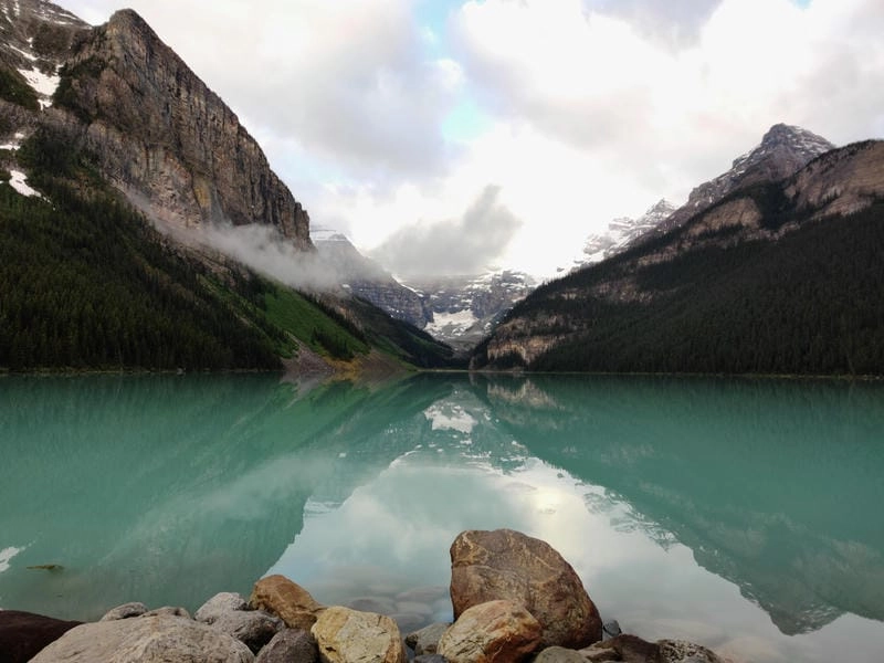 Hồ Louise ở Canada nổi bật giữa thiên nhiên