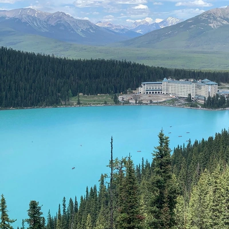 Hồ Louise nổi tiếng với màu nước mê hoặc